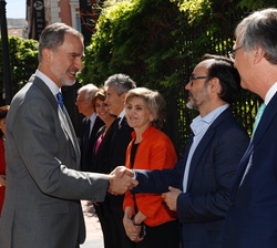 Su Majestad recibe los saludos protocolarios a su llegada, en la foto recibe el saludo del presidente de la Agencia EFE, Fernando Garea