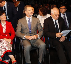 Don Felipe en la primera fila de asiento al inicio del acto