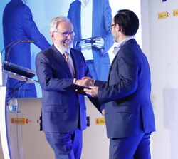 El presidente de la Agencia EFE hace entrega de una placa honorífica al periodista mexicano Joaquín López-Dóriga