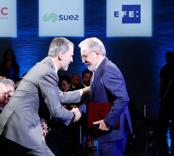 Su Majestad el Rey felicita al periodista mexicano Joaquín López-Dóriga tras recibir una placa honorífica