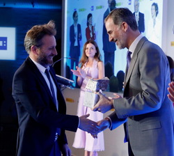 Su Majestad el Rey hace entrega del galardón en la categoría de Fotografía a Nuno André Ferreira
