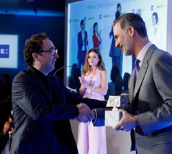 Su Majestad el Rey hace entrega del galardón en la categoría Especial Iberoamericano de Periodismo Ambiental y Desarrollo Sostenible a Roberto Navia