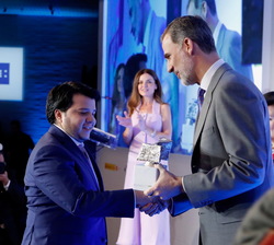 Su Majestad el Rey hace entrega del galardón en la categoría de Premio Iberoamericano de Periodismo a Wilfredo Ernesto Miranda Aburto