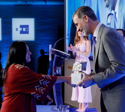 Su Majestad el Rey hace entrega del galardón en la categoría de Premio al Medio de Comunicación Destacado de Iberoamérica a Elaíze Farias