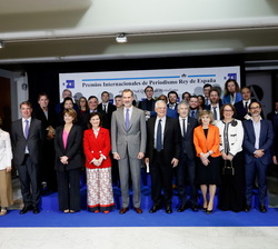 Su Majestad el Rey junto  a las autoridades, premiados y patrocinadores