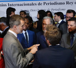 Don Felipe conversa con los Premiados a la finalización del acto
