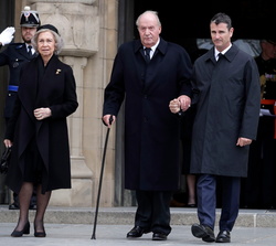 Don Juan Carlos y Doña Sofía abandonan la Catedral de Notre-Dame de Luxemburgo una vez finalizado el acto litúrgico por el eterno descando del Gran Du