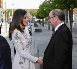 Su Majestad la Reina, asu llegada al Auditorio del Palacio de Congresos de Zaragoza,  recibe el saludo del presidente del Gobierno de Aragón, Javier L