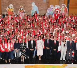 Doña Letizia junto a los voluntarios de la Cruz Roja Española