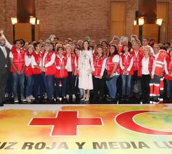 Doña Letizia junto a los voluntarios de la Cruz Roja Española