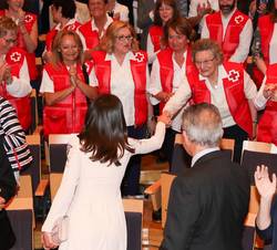 Doña Letizia recibe el saludo de los asistentes al acto en el interior del Auditorio del Palacio de Congresos de Zaragoza