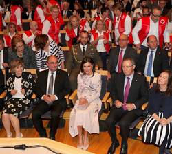 Su Majestad la Reina en la primera fila de asientos momentos antes del inicio del acto