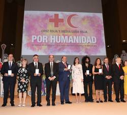 Su Majestad la Reina junto a los galardonados