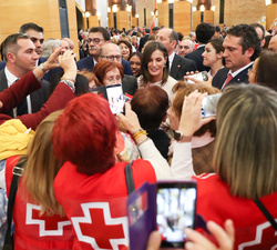 Doña Letizia, a la finalización del acto, recibe el saludo de asistentes e invitados