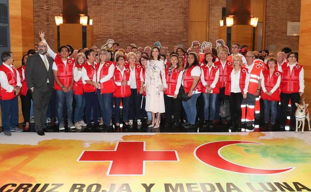 Doña Letizia junto a los voluntarios de la Cruz Roja Española
