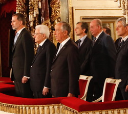 Don Felipe y Don Juan Carlos en el Palco Real junto a las autoridades asistentes