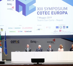 Su Majestad el Rey durante la intervención del presidente de COTEC Italia, Luigi Nicolais