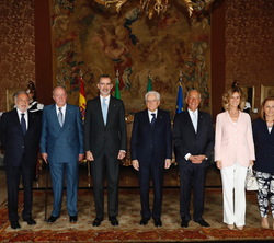 Su Majestad el Rey y Su Majestad el Rey Don Juan Carlos junto a las autoridades en el Palacio Real de Nápoles