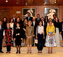 Doña Sofía acompañada por los miembros del Círculo Internacional de la Escuela Superior de Música Reina Sofía