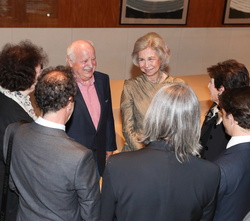 Su Majestad la Reina Doña Sofía conversa con una representación del claustro académico y de los alumnos becados por el Círculo Internacional