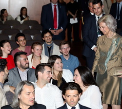 Doña Sofía recibe el cariño del publico asistente en su acceso al patio de butacas del Auditorio Sony