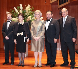 Doña Sofía en el escenario una vez finalizado el recital a cargo de Javier Camarena como tenor y Duncan Gifford al piano, recibe la obación del públic