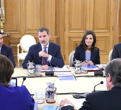 Sus Majestades los Reyes durante la reunión de la Comisión Delegada de la Fundación Princesa de Girona