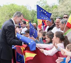 Don Felipe durante su llegada al Monasterio de Yuste es saludado por los vecinos de Yuste que le esperaban