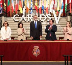 Su Majestad el Rey en la mesa presidencial momentos antes del inicio del acto