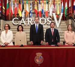 Su Majestad el Rey junto a la vicepresidenta del Gobierno; el presidente de la Junta de Extremadura; la presidenta del Congreso de los Diputados y la 