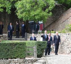 Don Felipe y autoridades en el entorno del Monasterio de Yuste