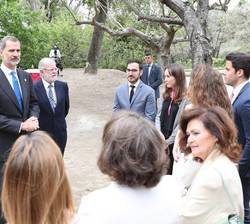 Don Felipe conversa con los asistentes