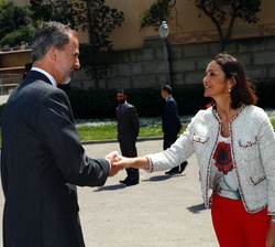 Su Majestad el Rey recibe el saludo de la ministra de Industria, Comercio y Turismo en funciones, María Reyes Maroto