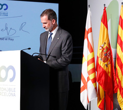 Su Majestad el Rey durante la firma que conmemora el Centenario sobre un dispositivo digital