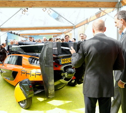 Don Felipe durante el recorrido por el Salón Automobile Barcelona 2019