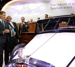 Don Felipe durante el recorrido por el Salón Automobile Barcelona 2019