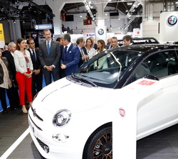 Don Felipe durante el recorrido por el Salón Automobile Barcelona 2019