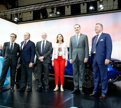 Don Felipe durante el recorrido por el Salón Automobile Barcelona 2019