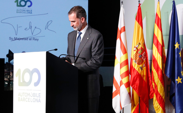 Su Majestad el Rey durante la firma que conmemora el Centenario sobre un dispositivo digital