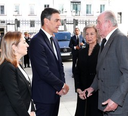 Sus Majestades los Reyes Don Juan Carlos y Doña Sofía son recibidos por el presidente del Gobierno en funciones, Pedro Sánchez, y por la presidenta de