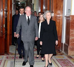 Don Juan Carlos y Doña Sofía se dirigen al interior de la capilla ardiente