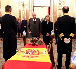 Sus Majestades los Reyes Don Juan Carlos y Doña Sofía frente al féretro de Alfredo Pérez Rubalcaba, durante unos momentos de recogimiento