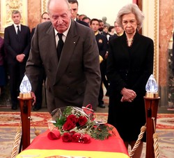 Don Juan Carlos y Doña Sofía frente al féretro de Alfredo Pérez Rubalcaba