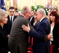 Don Juan Carlos conversa con el dirigente socialista, Alfonso Guerra