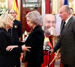 Doña Sofía conversa con Pilar Goya, viuda de Alfredo Pérez Rubalcaba