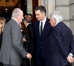 Don Juan Carlos conversa con el presidente del Gobierno en funciones, Pedro Sánchez, y con el ex presidente, Felipe González