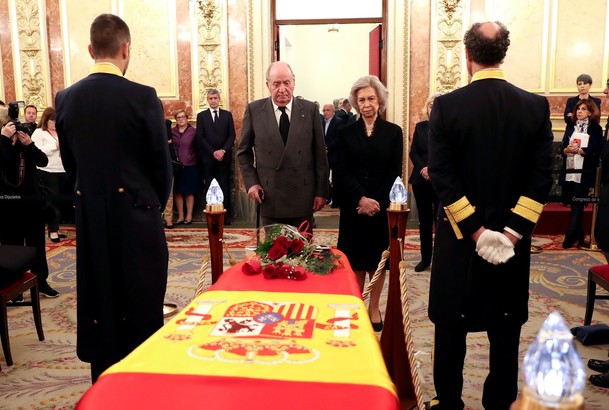 Sus Majestades los Reyes Don Juan Carlos y Doña Sofía frente al féretro de Alfredo Pérez Rubalcaba, durante unos momentos de recogimiento