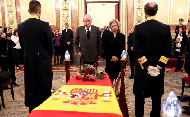 Sus Majestades los Reyes Don Juan Carlos y Doña Sofía frente al féretro de Alfredo Pérez Rubalcaba, durante unos momentos de recogimiento