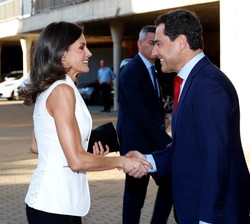 Su Majestad la Reina recibe el saludo del presidente de la Junta de Andalucía, Juan Manuel Moreno