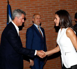 Doña Letizia recibe el saludo del consejero delegado del Club Atlético de Madrid, Miguel Ángel Gil